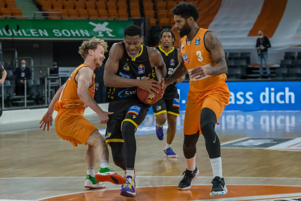 势却截然不 势却截然不